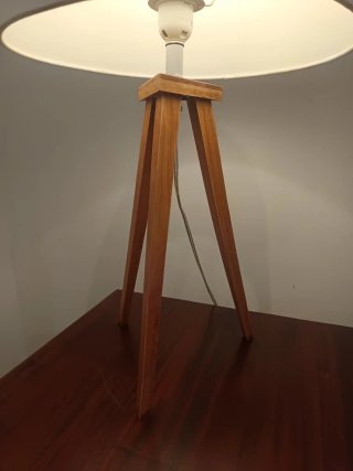 Lámpara de mesa trípode madera y tela