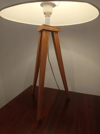 Lámpara de mesa trípode madera y tela