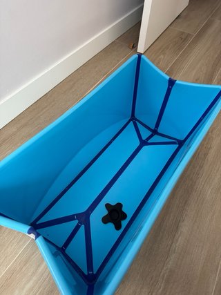 Bañera Stokke Azul con adaptador para bebe