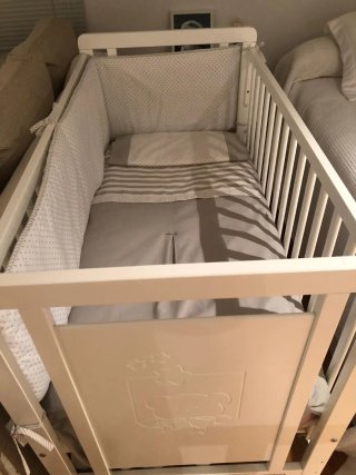 Cuna de bebé blanca con chichonera