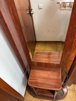 Mueble recibidor clásico con espejo