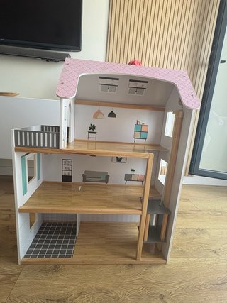 Casa de muñecas de madera