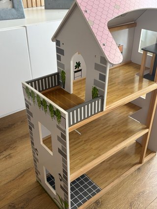 Casa de muñecas de madera