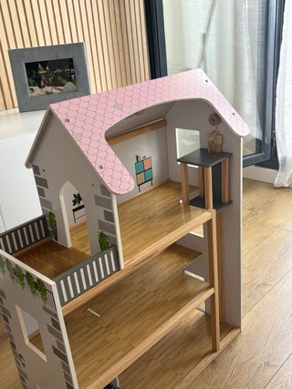 Casa de muñecas de madera