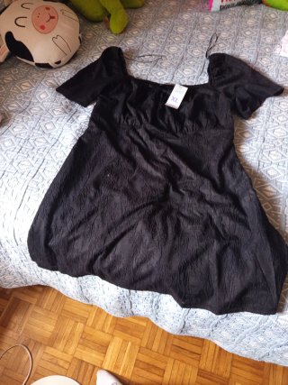 Vestido negro con escote y manga corta