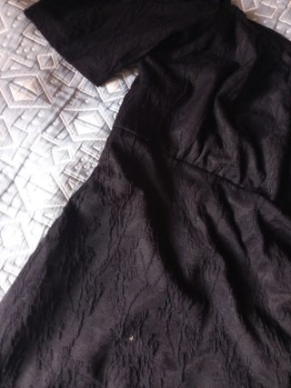 Vestido negro con escote y manga corta