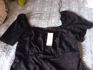 Vestido negro con escote y manga corta