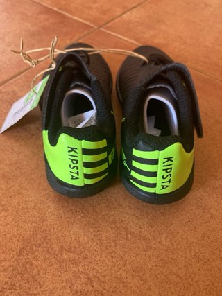 Scarpe da calcio per bambini con design moderno e accattivante
