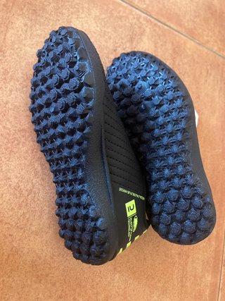 Scarpe da calcio per bambini con design moderno e accattivante