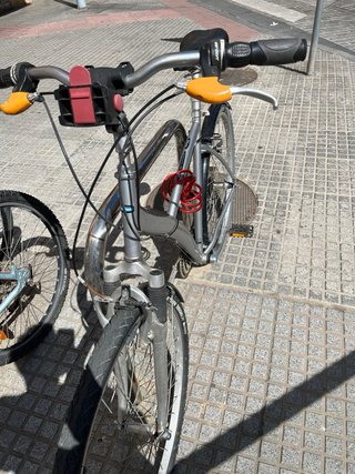 Bicicleta de paseo plateada