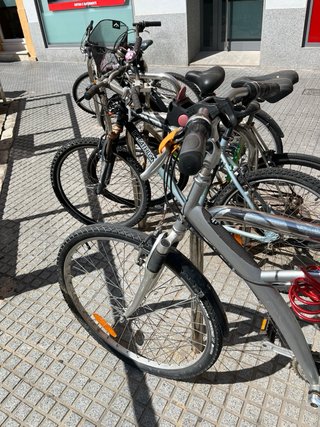 Bicicleta de paseo plateada