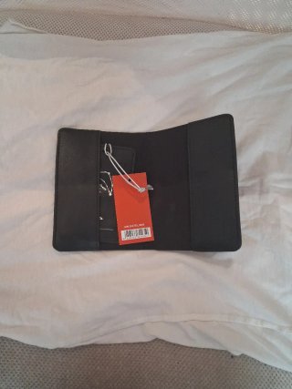 Porta pasaportes negro con diseño de constelacione