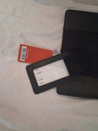 Porta pasaportes negro con diseño de constelacione