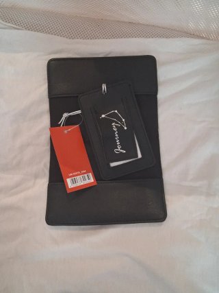 Porta pasaportes negro con diseño de constelacione