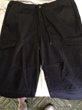 Pantalón cargo negro invierno con bolsillos late.