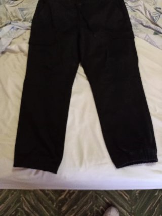 Pantalón cargo negro invierno con bolsillos late.
