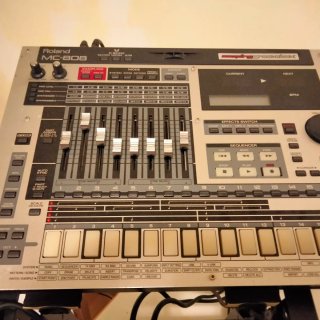 Roland MC-808 Groovebox