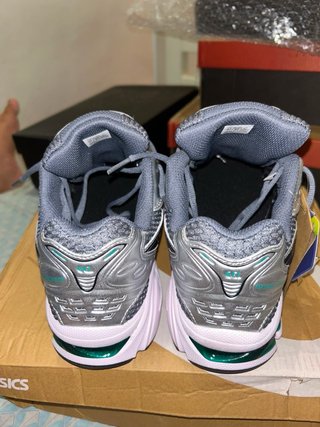 Zapatillas Asics Grises y Plateadas