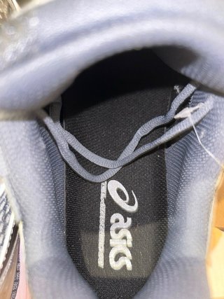 Zapatillas Asics Grises y Plateadas