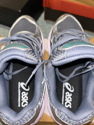 Zapatillas Asics Grises y Plateadas