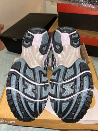 Zapatillas Asics Grises y Plateadas