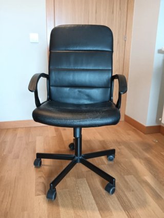 Silla de oficina giratoria con reposabrazos