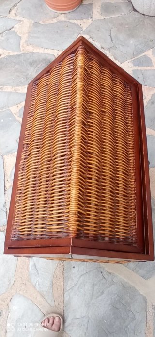 Cesto mimbre .Ancho 54 cm.Fondo 38 cm.Alto 79 cm.