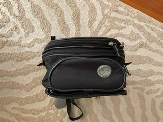 Bolsa de depósito para moto negra.