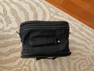 Bolsa de depósito para moto negra.