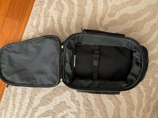 Bolsa de depósito para moto negra.