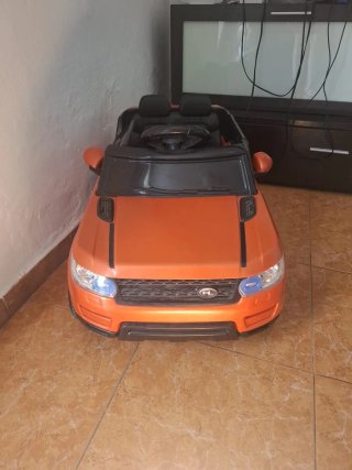 Coche eléctrico infantil naranja