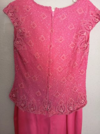 Vestido de fiesta rosa con pedrería