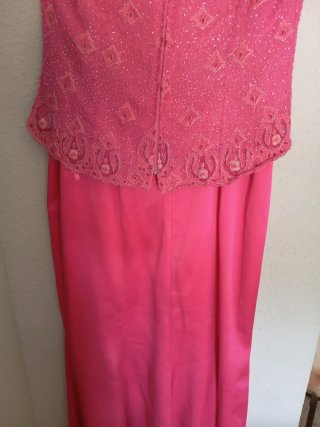 Vestido de fiesta rosa con pedrería