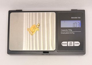 Colgante Pergamino de oro combinado 18k, 1.03 g.