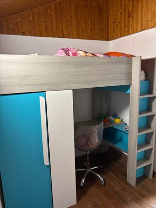 Cama alta con Armario y escritorio.