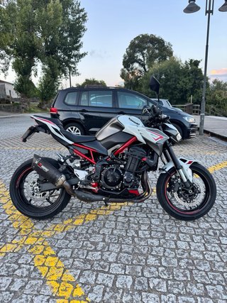 Kawasaki Z900 Roja y Blanca