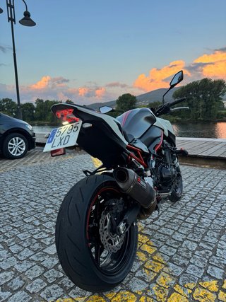 Kawasaki Z900 Roja y Blanca
