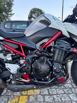 Kawasaki Z900 Roja y Blanca