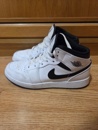 Air Jordan 1 Mid Blancas y Negras