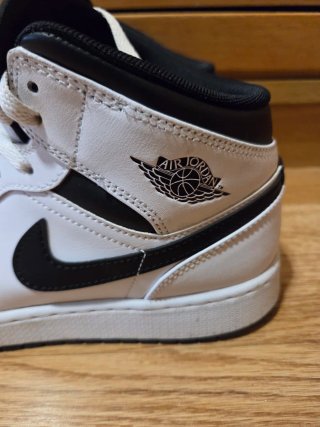 Air Jordan 1 Mid Blancas y Negras
