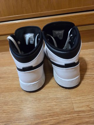 Air Jordan 1 Mid Blancas y Negras