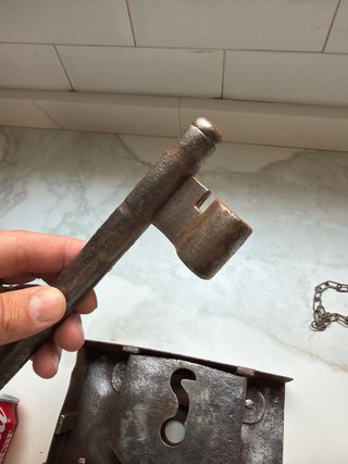 Cerradura antigua de caserón con llave