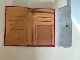 Cartera roja de piel