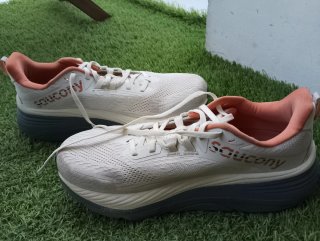 Zapatillas running Saucony blancas y naranjas