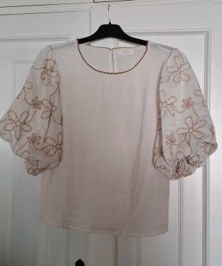 Blusa beige bordada manga abullonada Talla S