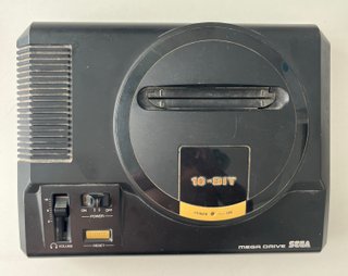 Sega Mega Drive con confezione e Sonic