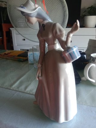 Figurita porcelana Casades mujer época