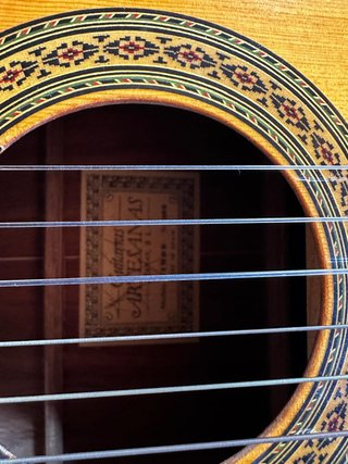 Guitarra española con funda