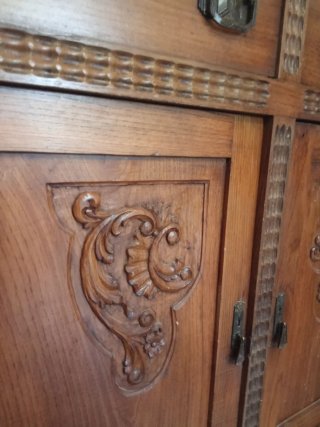 Alacena antigua de madera con espejo