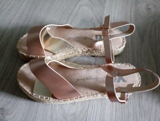 Sandalias xti doradas y rosas